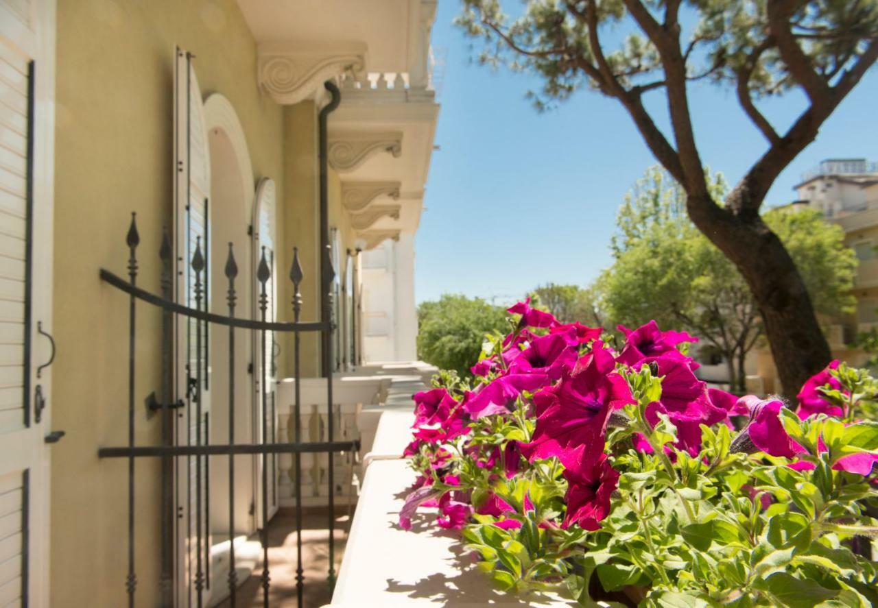 Novecento Suite Hotel Ричоне Екстериор снимка